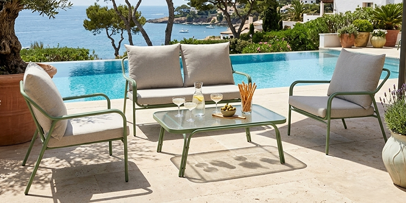 Niedrige Loungemöbel aus Aluminium für 4 Personen mit Couchtisch in der Nähe eines Pools